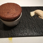 ジョンティ アッシュ - 熱々のチョコレートスフレに洋梨と生姜のコンフィを忍ばせて メープルシロップのグラスを添えて