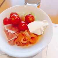 カサブランカ - クリームチーズ、生ハムと。めちゃ美味。