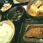七輪炭火焼き まるや - 本日のランチ「カレイ煮付定食」７００円。