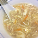 Kanton Ryouriten Ten - 玉子スープには鶏肉が縦に裂かれた物が入っていました。