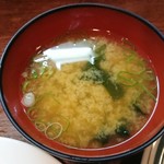 かつれつ四谷たけだ - みそ汁の具は、ワカメと長ねぎだ！