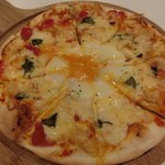 きりん食堂 - 薄焼きピザ/玉子がのったマルゲリータピザ
