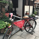 トタン屋根のケーキ屋 ア・ラモート - シンボル的な赤い自転車♬