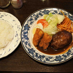 ボキが注文したのは、
          ミニバーグ盛合せ　870円、ライス　150円。
          小ぶりのハンバーグにミニポークカツ2切れ、 
          ポテサラ、ナポリタン、ナポリタン、キャベツ。
          