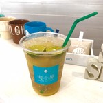 海小屋 シェイブアイス & カフェ - シークワーサーの果汁・添えられたフレッシュシークワーサーが炭酸にうまくマッチしてスッキリな飲みごたえです。