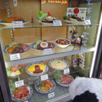 大阪ミナミで洋食のお店と言えば、
          真っ先に『重亭』の名前があがる
          昭和21年創業の老舗の洋食屋さんなんだよ。
          クラシックなサンプルケースがいいね～。