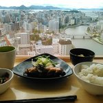 窓際で今日の日替り定食