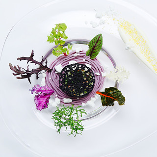 We offer colorful and pretty dishes that can be enjoyed with all five senses.