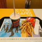 マクドナルド - (写真:マックシェイクチェルシーＳ+マックフライポテトM店頭価格￥390)