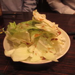 九州料理 マルキュウ - お通しのキャベツ、ウマタレをかけていただきます。
