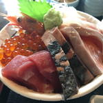 やぶ田水産 - こだわり海鮮丼！エビ、マグロ、カツオ、イクラ、タイ、サーモン、ブリかな？