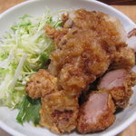 麺酒喰処 麺人 - 若鶏ピリ辛おろし丼　ボリュームがあります