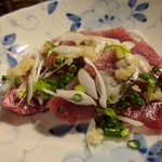 天史朗鮨 - カツオ刺し身（ニンニクと生姜で）