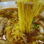 オアシス - 低加水ストレート麺。これは旨い！スープも野菜・豚のエキスも浸透し、辛みその旨みも相まって絶品の旨さ。