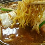 オアシス - こちらは縮れ麺でやや多加水。モッチリと凄く美味しい麺。スープは牛骨のエキスもあり、味噌風味と相まって凄いコク。