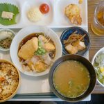 Toufu Koubou Nukumori Batake - Aランチ『メインの豆腐と日替わり総菜のお気軽プレート』850円。