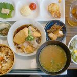 豆腐工房 ぬくもり畑 - Aランチ『メインの豆腐と日替わり総菜のお気軽プレート』850円。