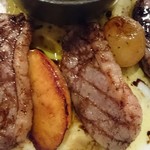 ビストロ　アギャット - 鴨肉と巨峰と桃のアップ