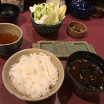 ぎんざ磯むら - 最初に 用意してくれます。
      ごはん、赤だしの味噌汁、キャベツ、漬物、お茶