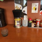 ラーメンまこと屋 - カウンター席(水はセルフ)