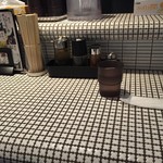 麺処 蛇の目屋 - カウンター席(紙ナプキン支給)