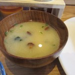 いっかく食堂 - お味噌汁にはキノコ一緒に半分にカットされた煮玉子も入ってました、ちょっとビックリ。