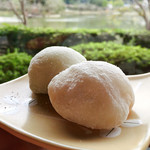 八鶴亭 - そら豆あんと桜あん＠出来立ての大福は赤ちゃんのほっぺみたい