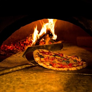 職人が薪窯で焼き上げるミラノピッツァ