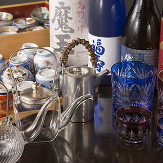 色鮮やかな骨董の器が、料理をさらに魅力的に。