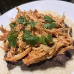 唐辛子バル チレデルナ メキシコ - チキンとフリホーレスのタコス