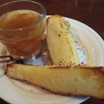 Italiano tavola T-path - 自家製パンのガーリックトースト＆スープ