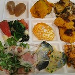 ラ・ベランダ - 蒟蒻煮、カボチャ煮、鶏肉と茸のチーズ焼き、トマトとホウレン草のモッツァレラチーズ和え、目玉焼き、日替わりサイドメニュー、スモークチキンのサラダ、ニシンのワイン漬け紅白ナマス、秋鮭と野菜のみそ焼き