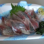 田子の浦港 漁協食堂 - 参考：構内で買ったﾏｱｼﾞの刺身。