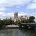 ブルースカイシーズ こあみ - ビルの遠景。平和資料館前付近より。