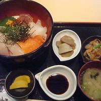 大漁市場 なるみ乃 薬院店 - 海鮮丼