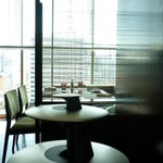 エキ・バー＆グリル - 手前のスピーカーから心地よいＢＧＭ♪