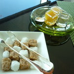 エキ・バー＆グリル - sugarもお洒落に配置、奥には3種のハニー