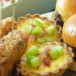 エキ・バー＆グリル - グリーンアスパラとパンチェッタのキッシュ