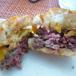 エキ・バー＆グリル - 和牛バーガー：カット面