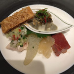 中国飯店 - 中国飯店式前菜の盛り合わせ
      クラゲの頭、蒸し鶏のネギソース、蜂蜜叉焼、三種野菜の湯葉巻き、ピータン豆腐
      