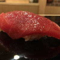 鮨桂太 - 赤身漬け。常温。赤身の紅々しい味の濃い身質。
                脂は感じず表面仄かなざらつきでまったりと。漬け地の甘みは軽め。柔らかな身が酢飯に混ざり込む。