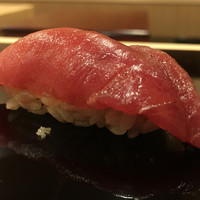 鮨桂太 - 中トロ。寝かせてあるのか比較的しっかりと感じる脂とその香り。甘みを仄かに感じ、表面は少しざらつく印象。酢飯の温度が少し下がった様に感じたがなかなか美味しい。