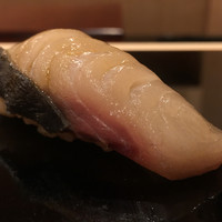 鮨桂太 - 真ん中に骨を抜いた後か切れ目があった事で酢飯にタネがより馴染む。ふにっと柔らかな身。しっかりと乗った脂がねっとりとして甘みも感じられる。タレ焼きの様な風味さえ感じ、酢飯との相性も素晴らしい。美味！