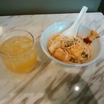 SATS Premier Lounge - ラクサとパイナップルジュース