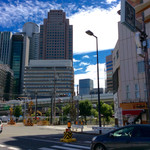 西梅田 らんぷ - 店舗前の交差点からの風景。JR大阪駅付近の高層ビル群が見える。