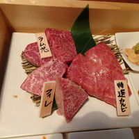 やきにくのバクロ 博多店 - ＊「ラム芯」「特撰カルビ」「フィレ肉」の3種盛で、どれもいい味わいのようですが 「特選カルビ」が脂の旨みも感じ好みだったそう。