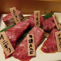 やきにくのバクロ 博多店 - ＊「上ハラミ」「イチボ」「ランプ」はサット焼いて。 ＊「オニギリ」「特選カルビ」「フランク」はシッカリ焼いて。