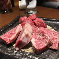 熟成ホルモン・山形牛 炭火焼肉 牛語 - 手前ハラミ・奥ランプ