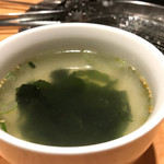 焼肉市場 飯田橋亭 - お決まりのワカメスープ