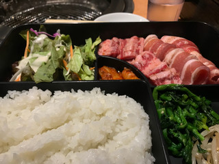 焼肉市場 飯田橋亭 - ダブル カルビランチ
牛肉と豚肉のカルビが計200ｇ